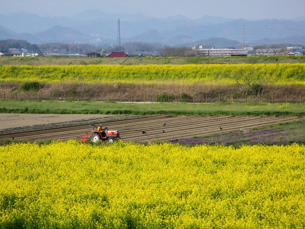 農地と機械の写真